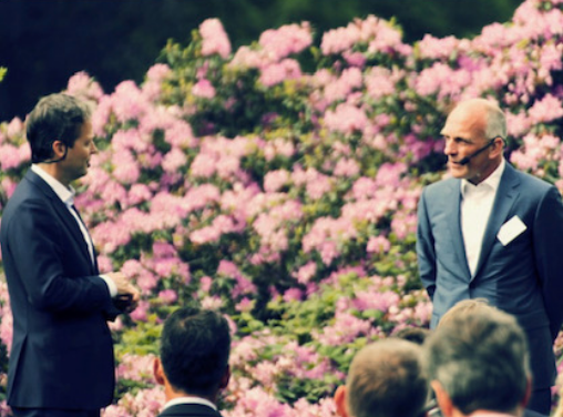 Vol publiek in de buitenlucht voor een buitenevent bij een landgoed