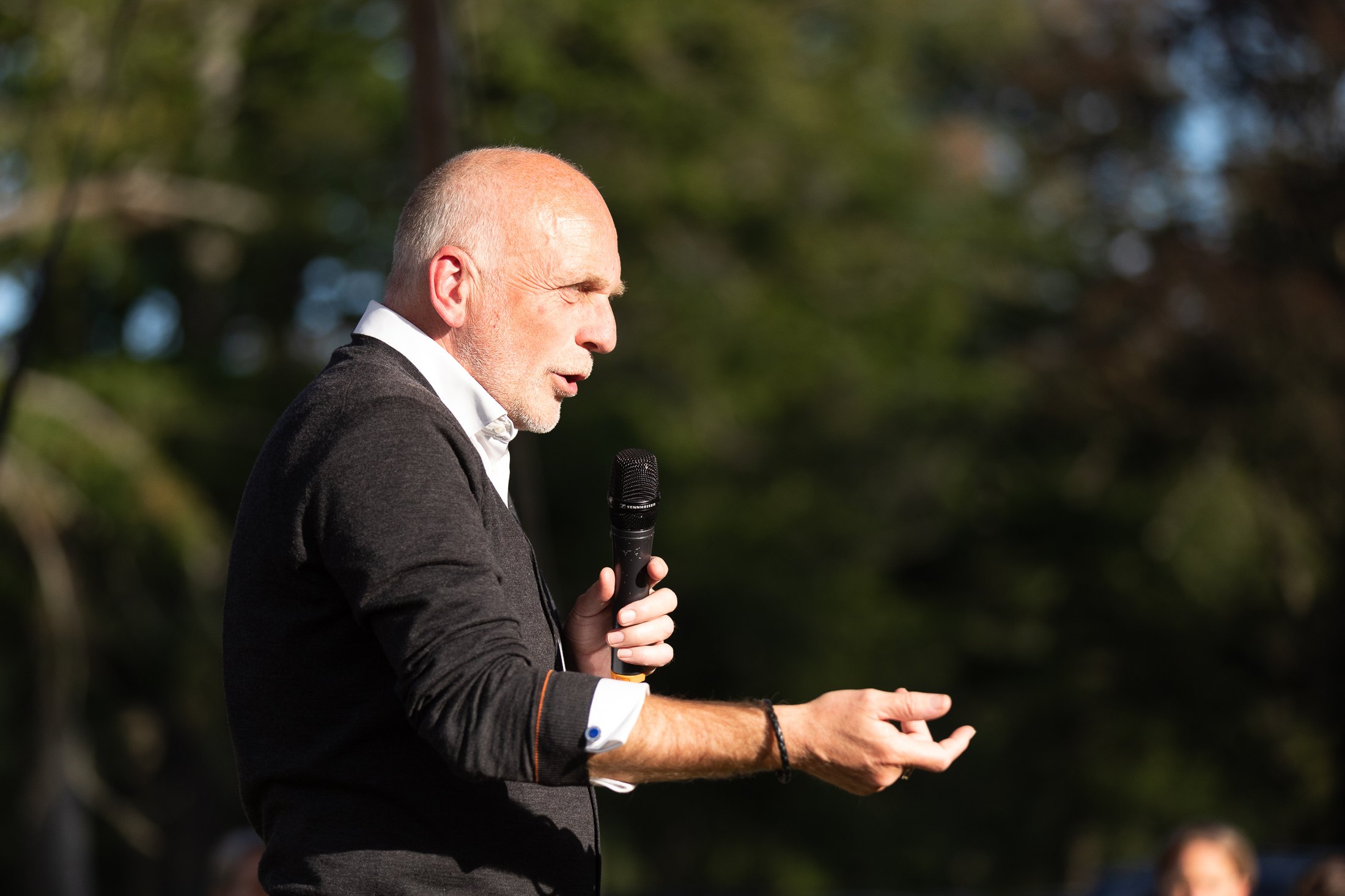 Peter de Bruin als spreker, microfoon in de hand