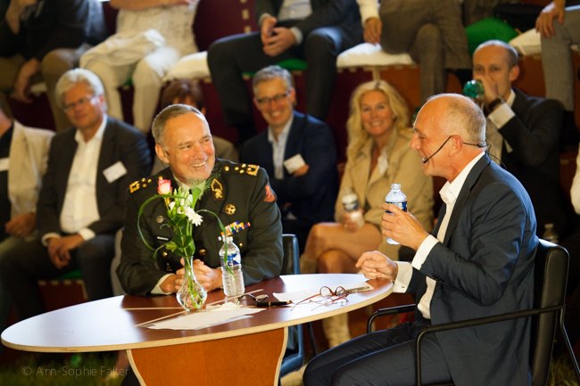 Peter de Bruin in gesprek met Tom Middendorp, voormalig Commandant der Strijdkrachten